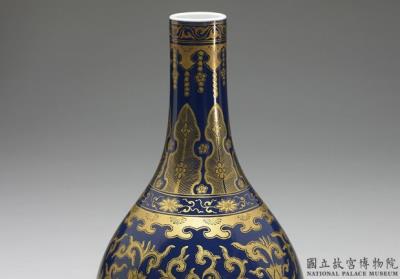 图片[2]-Gall-bladder vase in yang-ts’ai enamels with gold Indian lotus décor on cobalt blue ground 1743 (Ch’ien-lung reign)-China Archive